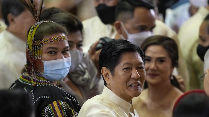Magkatabi sina Ferdinand Marcos Jr. at Sara Duterte at napapaligiran sila ng mga pulitiko.