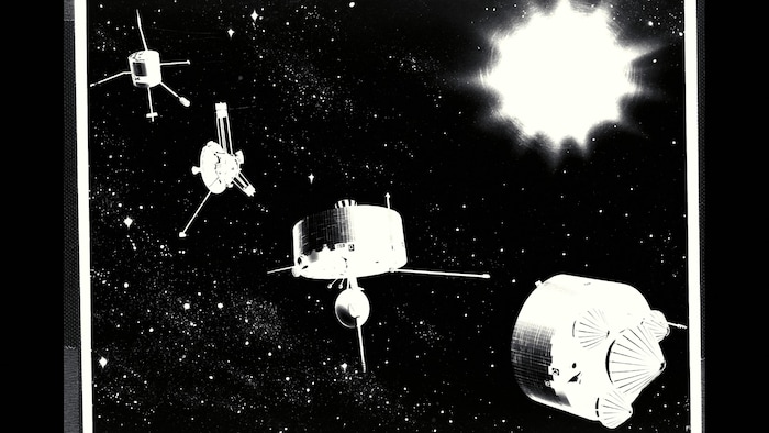 Illustration en noir et blanc des sondes Pioneer, une derrière l'autre autour du Soleil