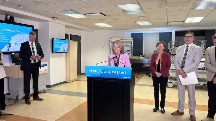 Sonia Bélanger prend la parole devant les journalistes.