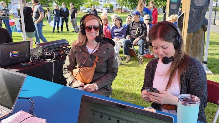 Sonia Bishop et Valérie Fines, avec des casques, dans un parc, entourées d'un public.