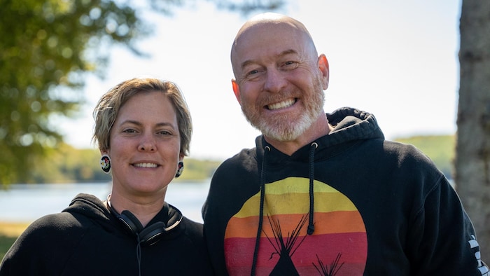 Portrait de Sonia Bonspille Boileau et de Jason Brennan, souriants.