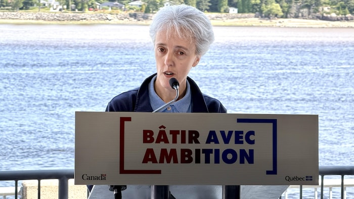 Sonia Côté s'exprime au micro