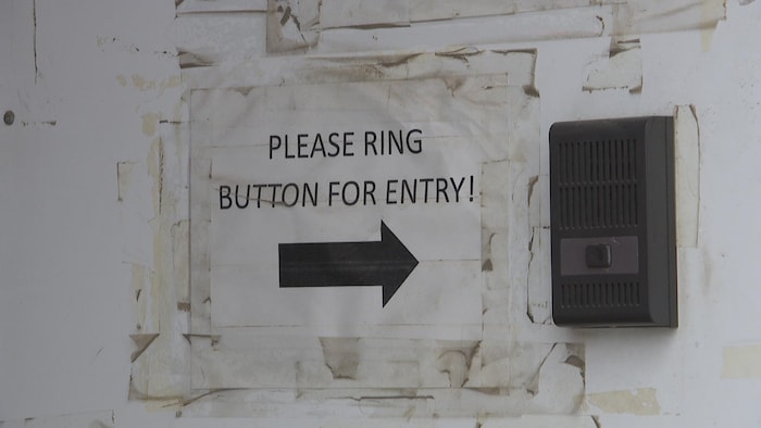 Une sonnette à l'entrée du magasin Eliminator RC.