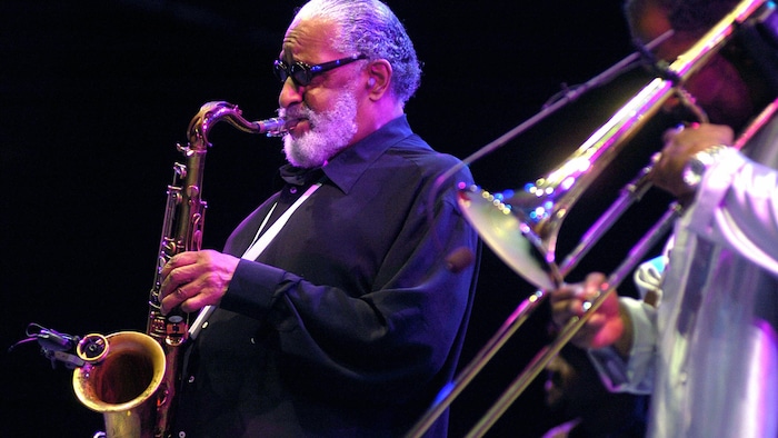 Le musicien américain Sonny Rollins se produit le 29 juin 2006 à Vienne, dans le sud-est de la France, lors de l'ouverture du Festival de jazz de Vienne. 