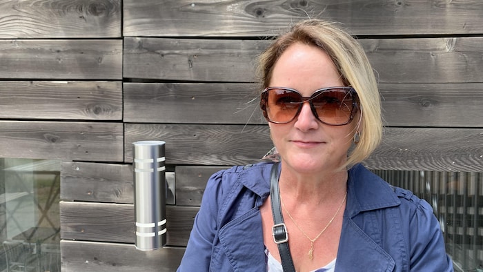 Sonya LeGresley assise sur un banc.