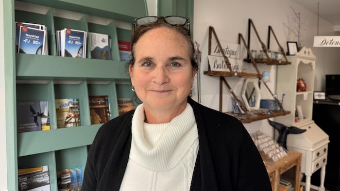Sophie Hovington sourit devant la caméra.