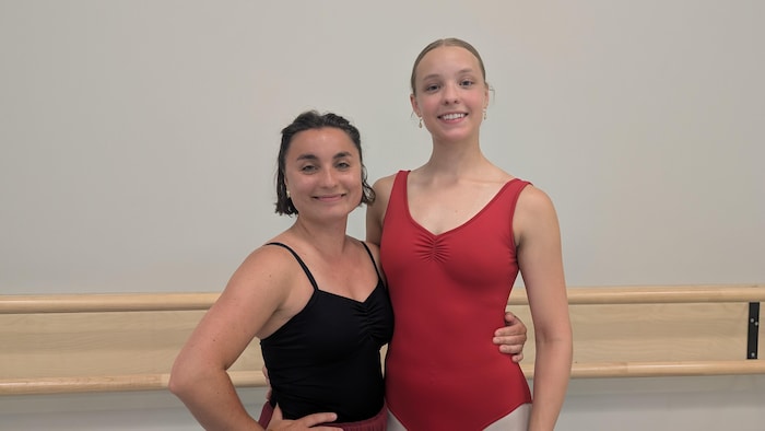 Deux danseuses prennent la pose, côte à côte.