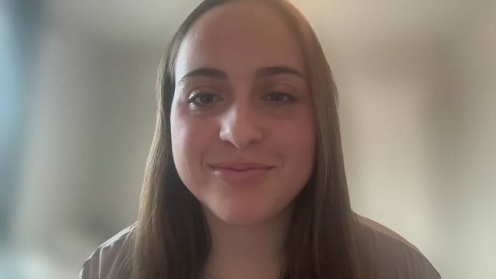 La jeune femme donne une entrevue par Zoom.