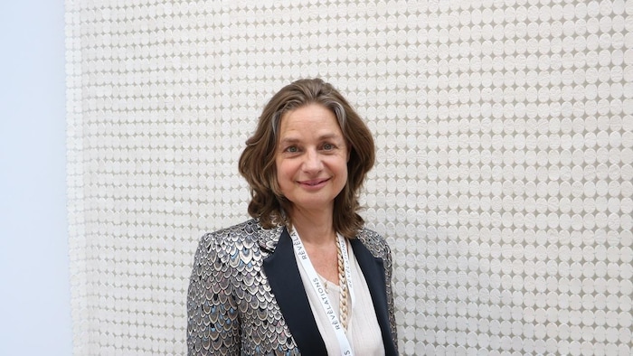 L'artiste céramiste Sophie Manessiez devant l'une de ses oeuvres de porcelaine.