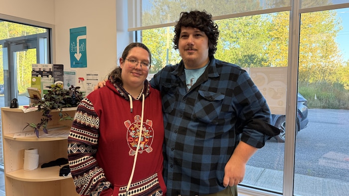 Sophie Monette Boisvert et Marc-André Quirion debout pour une photo.