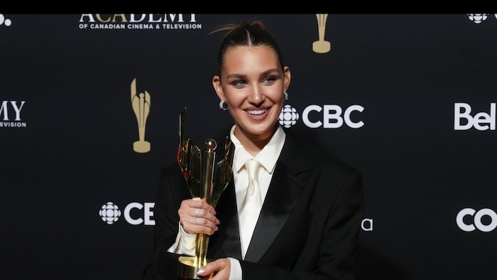 Sophie Nélisse brandit son trophée.