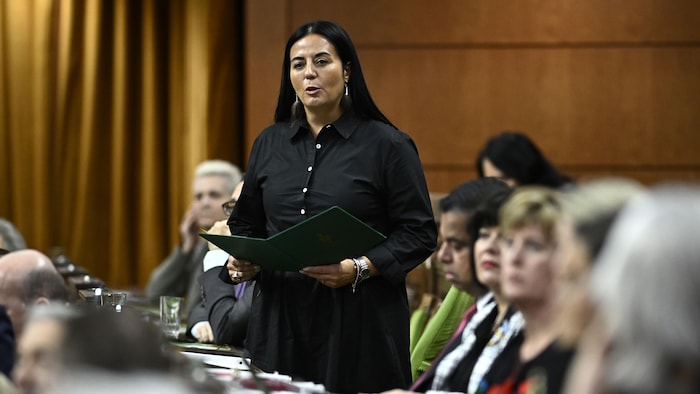 Soraya Martinez Ferrada parle, debout à la Chambre des communes.