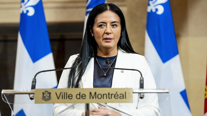 Soraya Martinez Ferrada derrière un lutrin sur lequel il est écrit « Ville de Montréal ».