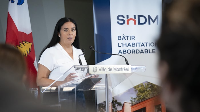 Une femme devant un micro.

