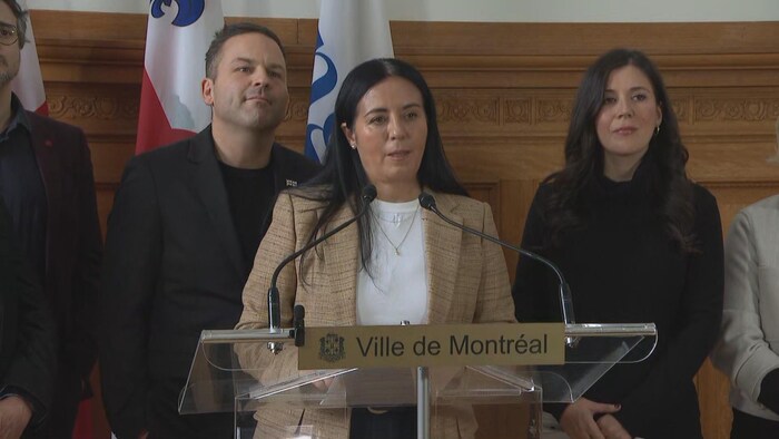 Soraya Martinez-Ferrada et Catherine Fournier s'adressent aux journalistes.