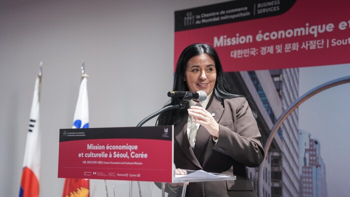 Soraya Martinez Ferrada parle derrière un micro.