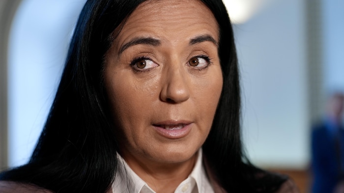 Soraya Martinez Ferrada parle aux journalistes.