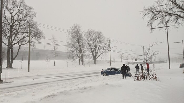 Une sortie de route a eu lieu devant l'Université Laval, dimanche matin. 