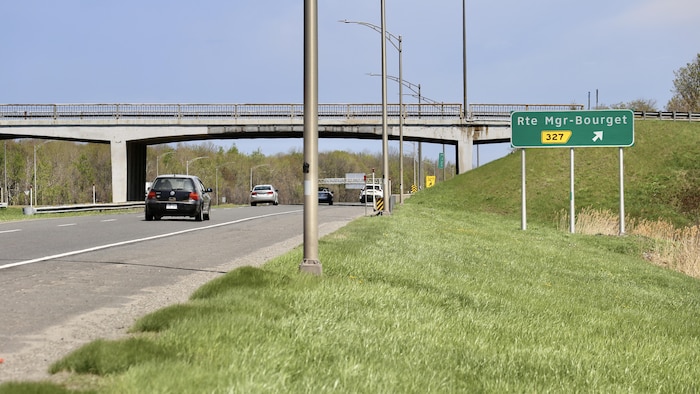 La sortie de la route Monseigneur-Bourget sur l'autoroute 20.