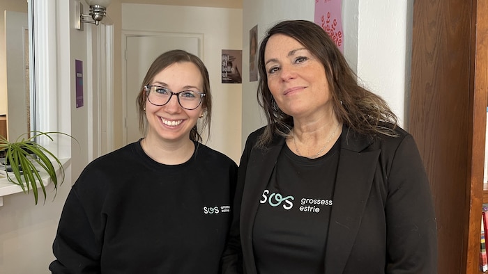 Les deux femmes sourit à la caméra dans leurs locaux.