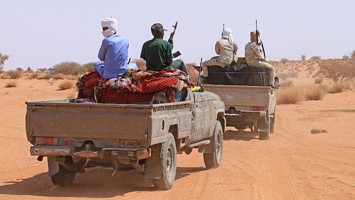 Des hommes armés dans des véhicules.