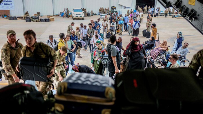 Des ressortissants britanniques montent à bord d'un avion lors de leur évacuation du Soudan le 27 avril 2023.