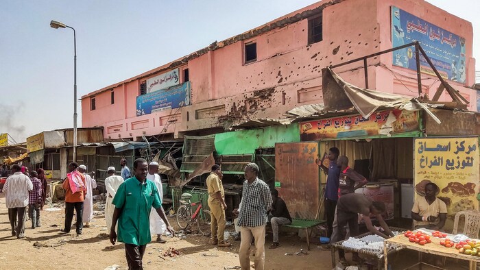 Un centre médical criblé d'impacts de balles au Souk Sitta, dans le sud de Khartoum.