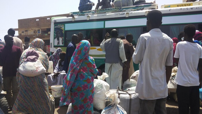 À Khartoum, les résidents quittent la ville et le nombre de déplacés augmente.