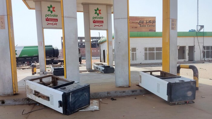 Une station-service pillée dans le sud de Khartoum.