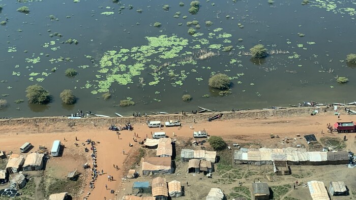 Des tentes de fortune tout près de l'eau.