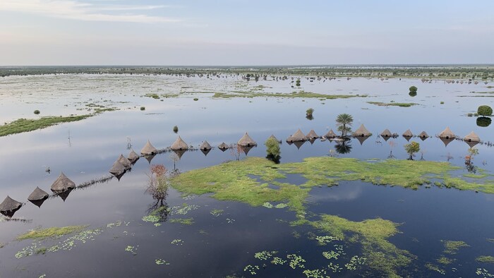 Un village est complètement recouvert d'eau.
