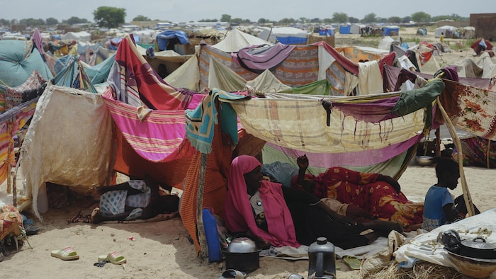 Des femmes qui ont fui la guerre au Soudan se reposent dans un camp de réfugiés.