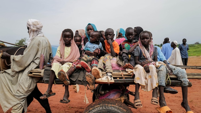 Des enfants soudanais sont conduits sur une charrette.