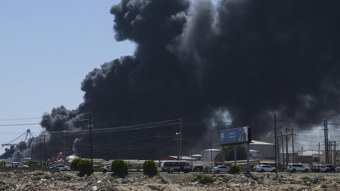 De la fumée s'élève après des frappes de drones menées par les Forces de soutien rapide (RSF), une milice paramilitaire, qui ont visé le port de la ville de Port-Soudan, sur la mer Rouge, au Soudan, le 6 mai 2025.