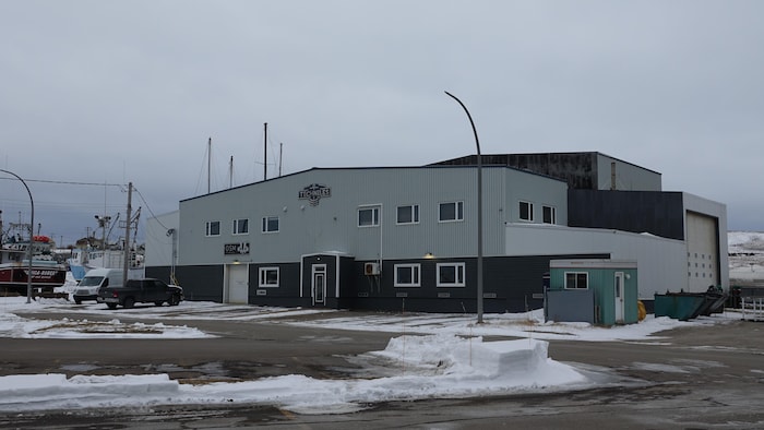 La façade de Soudure Techn'Îles, en hiver avec de la neige