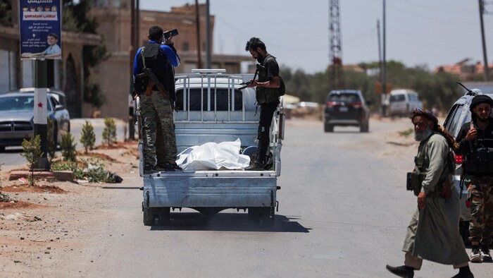 Une victime des récents affrontements dans la province syrienne de Soueida est transportée, après la reprise des combats entre les combattants bédouins et les hommes armés druzes, malgré une trêve annoncée, à Deraa, en Syrie, le 18 juillet 2025. 
