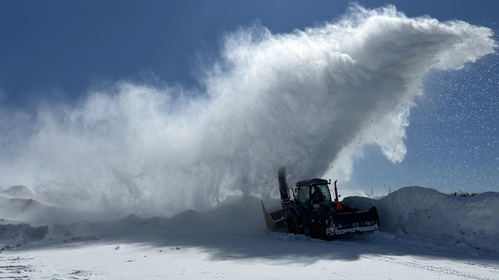 Un traceur souffle de la neige.