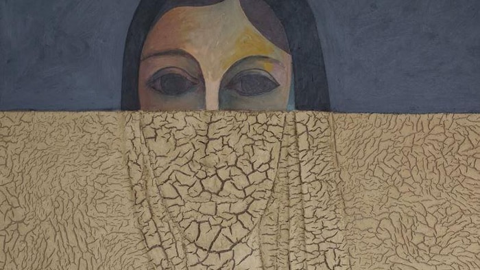 Portrait d'une femme réalisé avec de l'argile par l'artiste palestinien Souleiman Mansour.