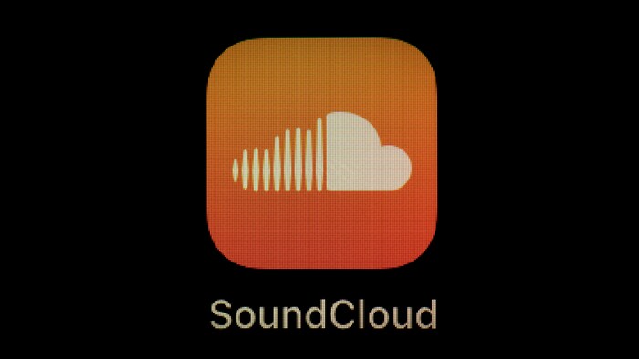 Le logo de la plateforme SoundCloud est affiché sur l'écran d'un téléphone intelligent.