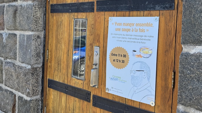 Une affiche sur une porte en bois.