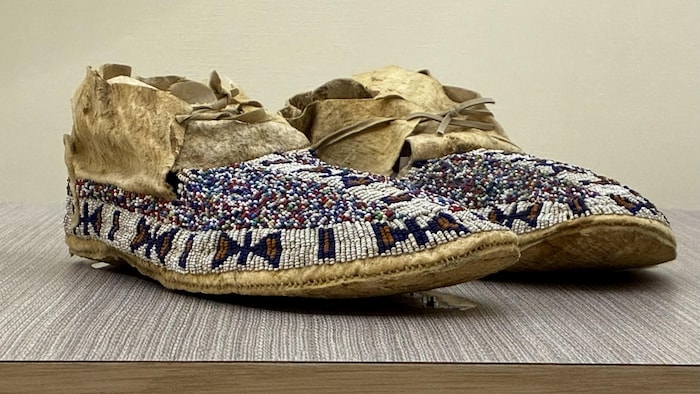 Illustrant le concept de la « soupe de perles », cette paire de souliers montre comment les artistes autochtones réutilisaient les perles de rocaille restantes. 
