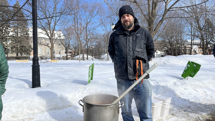 Marc Benoit à l'éxtérieur devant la soupe.