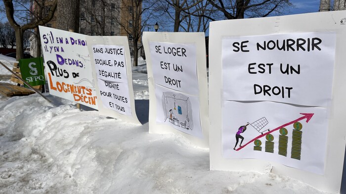 Des affiches.