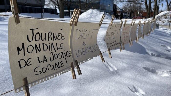 Des affiches au parc Champlain à Trois-Rivières.