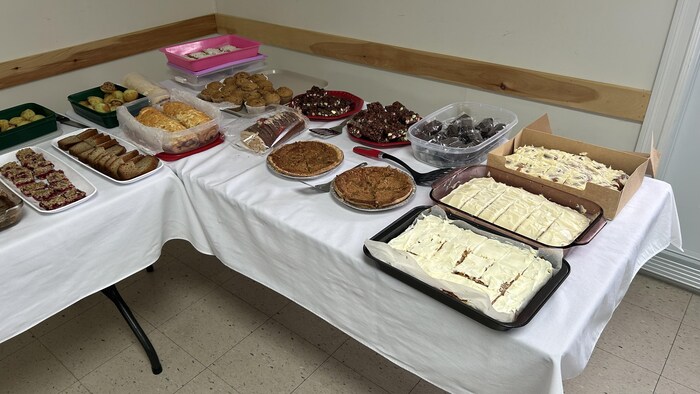 Une table sur laquelle est apposé de nombreux desserts.