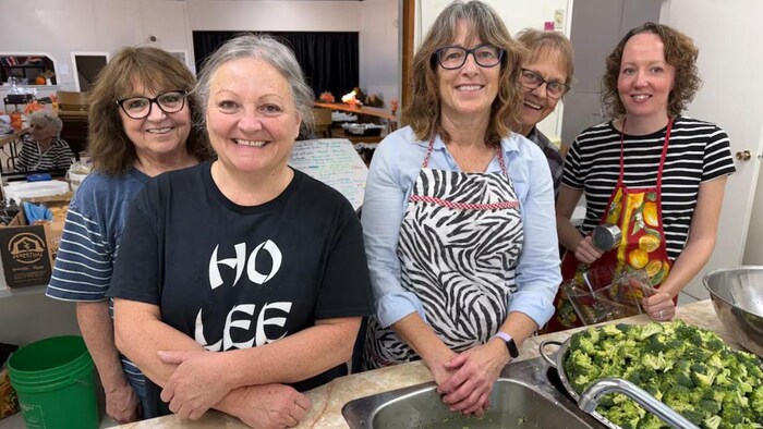 Des bénévoles s'activent des semaines à l'avance pour le souper d'automne de Weirdale.