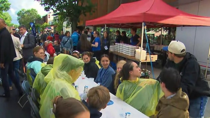 Des convive attablés au souper dans les rues de Roberval.
