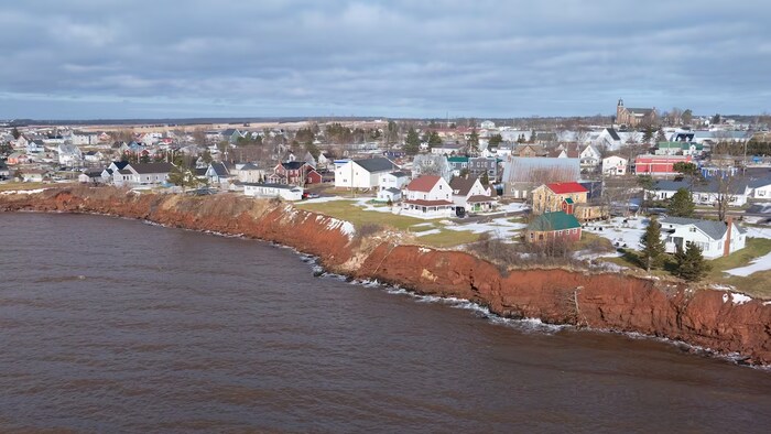 Les maisons sont à deux pas de la côte.