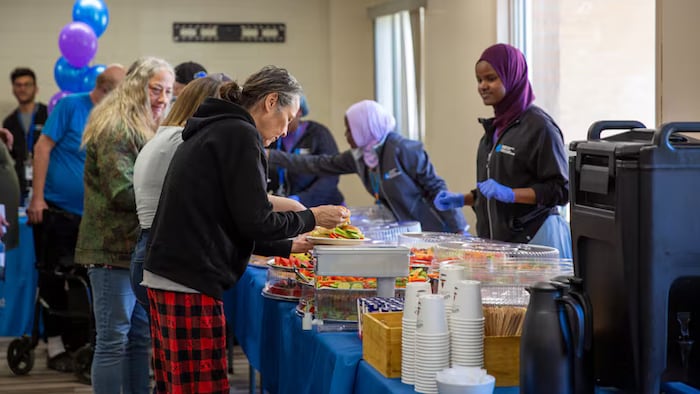 Des gens se servent à manger.