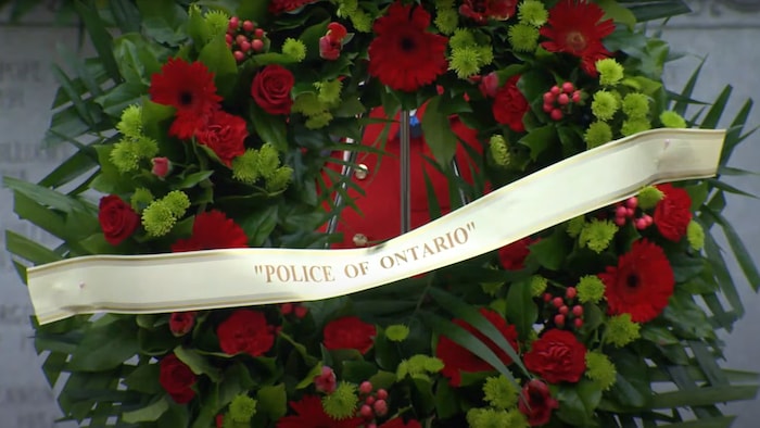 Une couronne de fleurs avec les mots « Police de l'Ontario ».